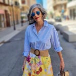 Carmen Gimeno con falda flores H&M.