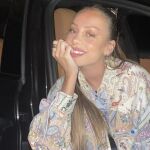 Ester Expósito con cejas finas, naturales y bonitas.