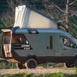 Exterior de la autocaravana de lujo, con el techo extensible abierto.