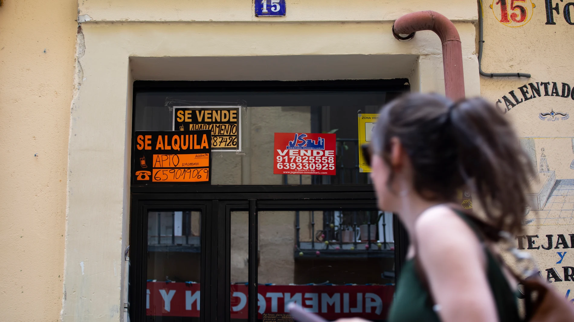 Cartel de Se Vende y Se Alquila en edificios del centro de Madrid.