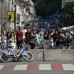 Habitantes de Kyiv pasean por las calles de la capital de Ucrania