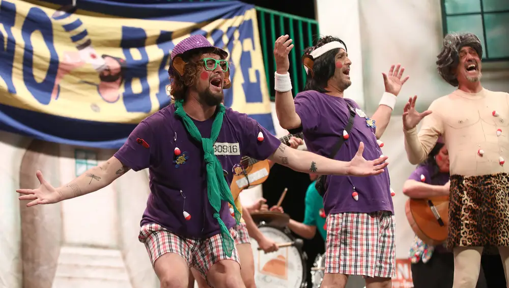 La chirigota "Los cuarentenas principales" en el escenario del Falla