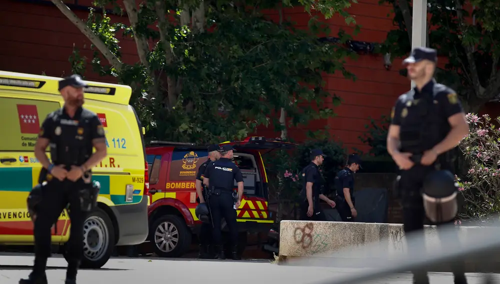 La Policía junto al edificio donde el hombre está atrincherado