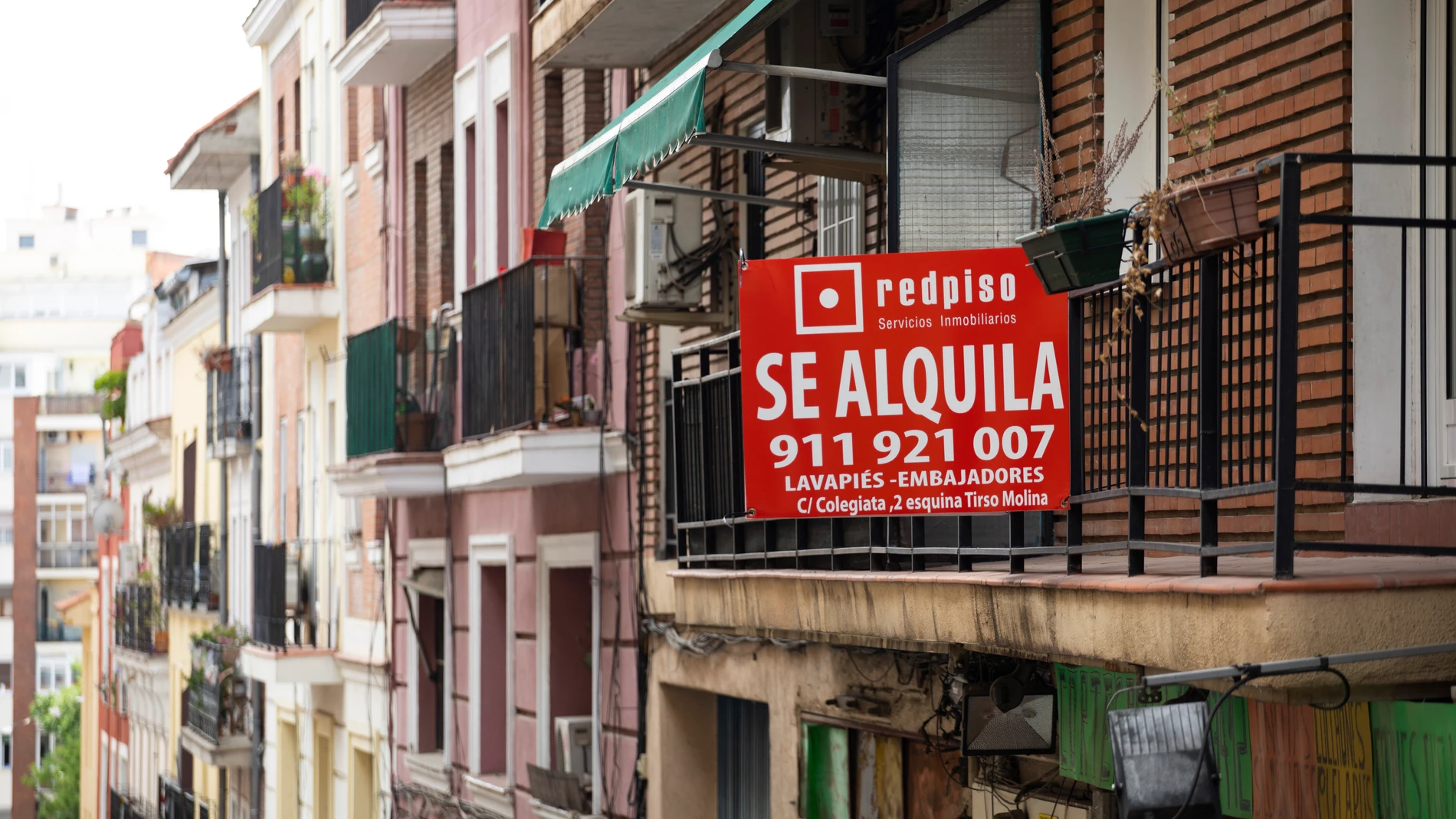 Cartel de se vende se alquila en edificios del centro de Madrid