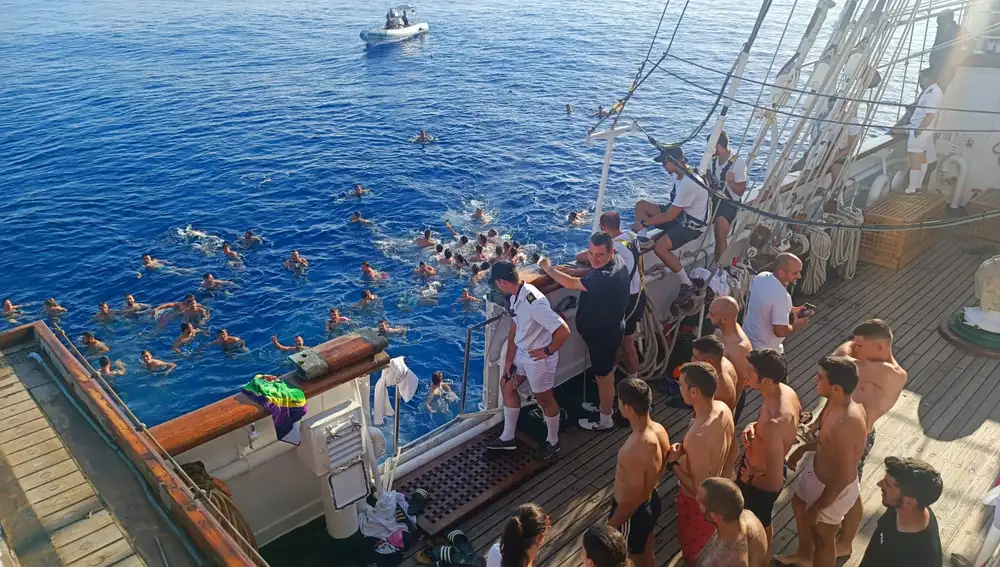 La tripulación se da un baño en el Atlántico