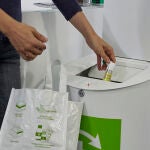 Imagen del reciclaje en el punto SIGRE situado en las farmacias