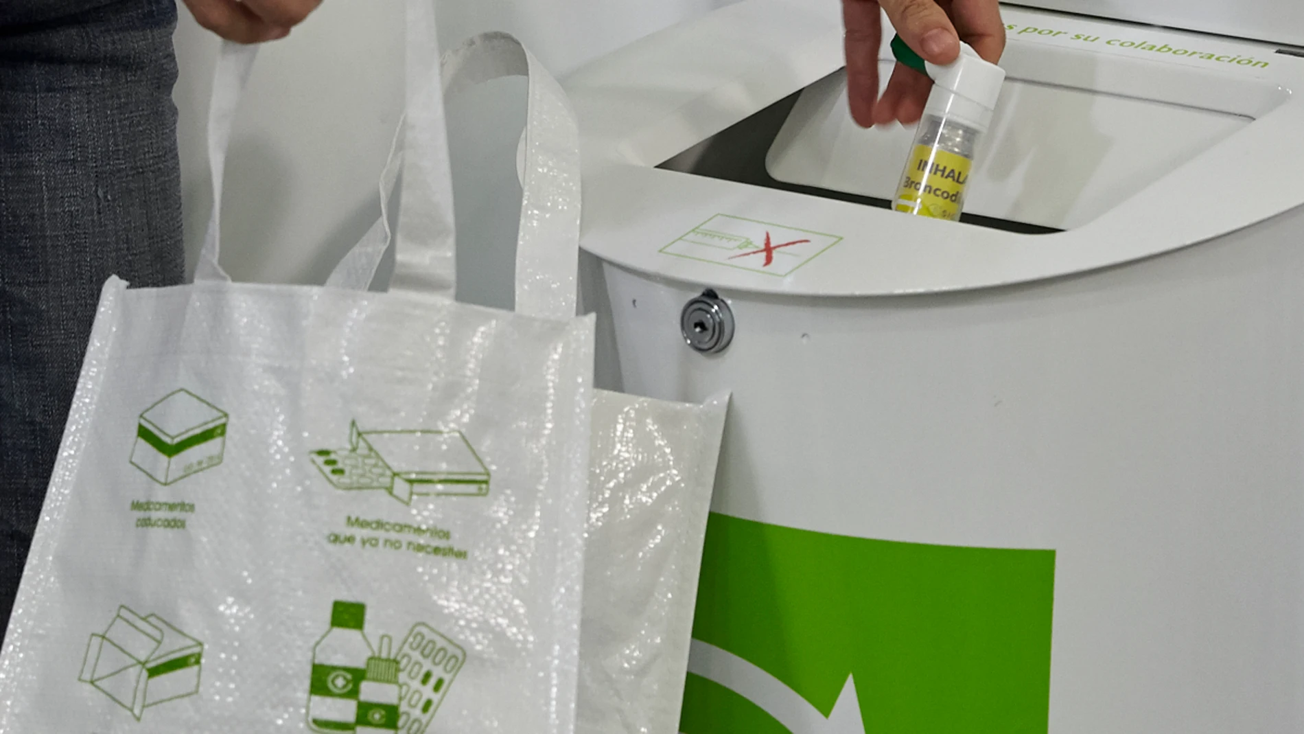 Imagen del reciclaje en el punto SIGRE situado en las farmacias