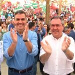El secretario general del PSOE y presidente del Gobierno, Pedro Sánchez, y el secretario general del PSOE-A y candidato a la Junta, Juan Espada