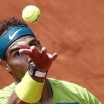 Nadal, antes de sacar en un momento de la final de Roland Garros contra Ruud
