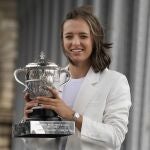 Iga Swiatek posa con su trofeo en París