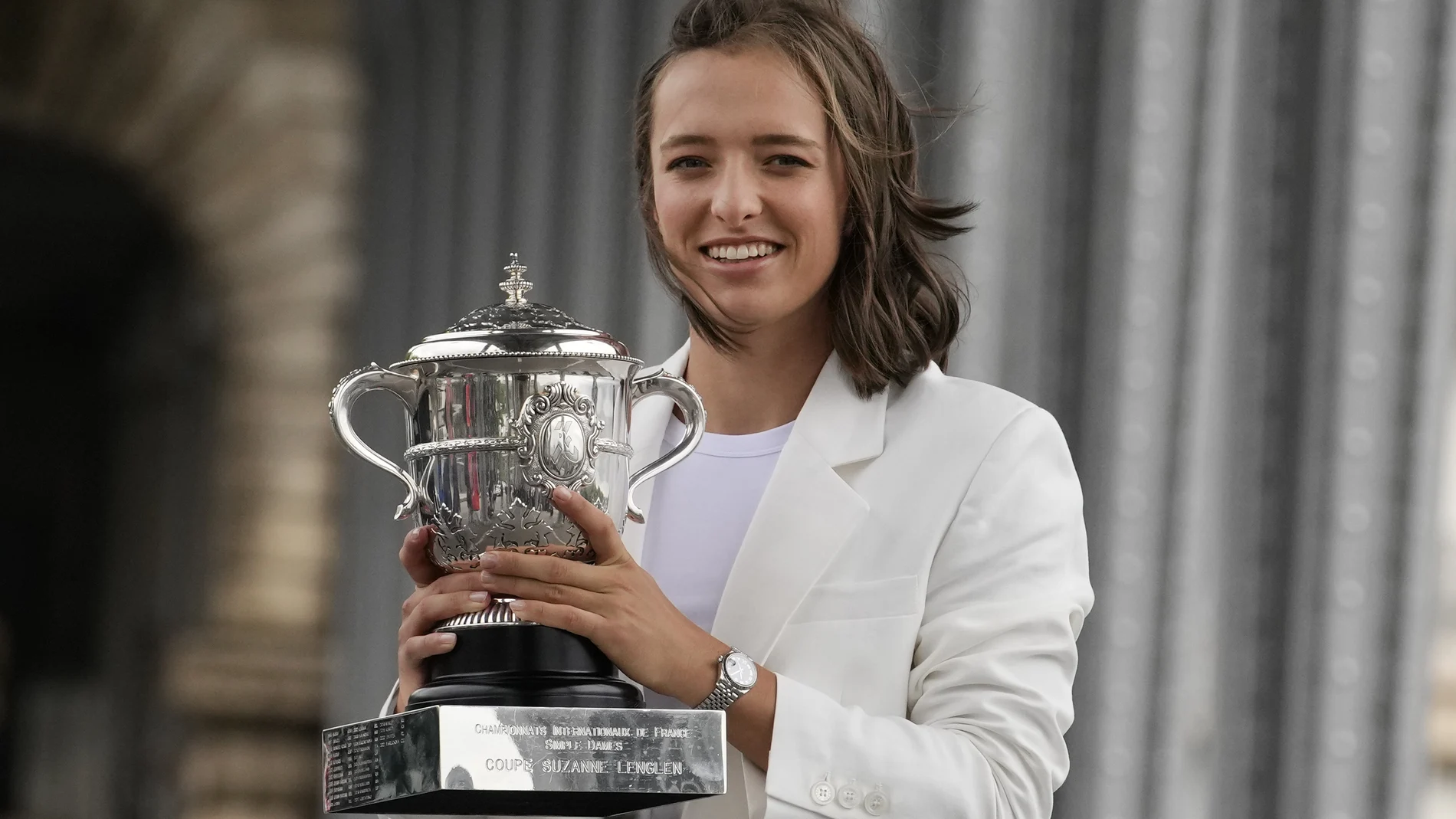Iga Swiatek posa con su trofeo en París