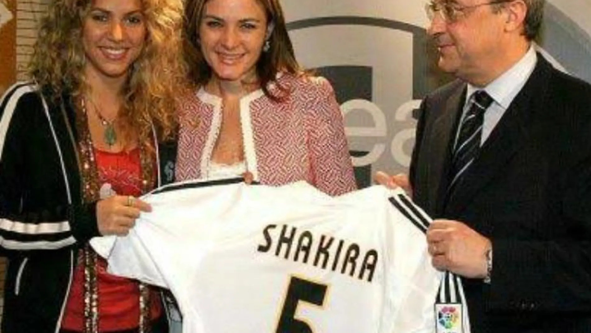 Shakira junto a Florentino Pérez en el Santiago Bernabéu