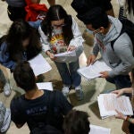 Unos alumnos poco antes de realizar la prueba de acceso a la universidad