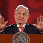 El presidente mexicano, Andrés Manuel López Obrador, habla durante su rueda de prensa hoy, en el Palacio Nacional de la Ciudad de México (México).