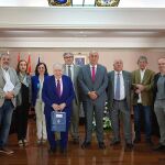 El presidente de la Diputación de Segovia, Miguel Ángel de Vicente, junto a los miembros del jurado del Premio Gil de Biedma
