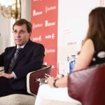 El alcalde de Madrid, José Luis Martínez-Almeida, y la de delegada de Europa Press en Madrid, Cristina de la Rica, conversan durante un Desayuno Informativo de Europa Press, en el Hotel Villa Magna, a 6 de junio de 2022, en Madrid (España).