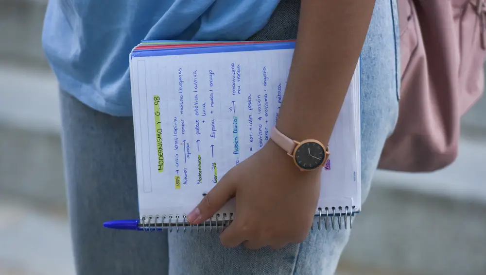 Una chica con un cuaderno de apuntes el día que da comienzo las pruebas de acceso a la universidad del año 2022