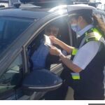 Un agente marroquí inspecciona la documentación de algunos de los llegados a Tánger (Le360)