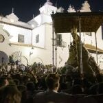 La Virgen del Rocío retorna al Santuario tras la decisión, de la Hermandad Matriz de Almonte, de suspender la procesión tras la rotura de un banco de las andas de la Virgen. A.Pérez / Europa Press