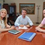 La concejala de Fiestas, Sara Navarro, y el alcalde de Loriguilla, Sergio Alfaro, en el centro
