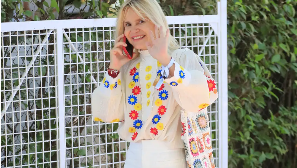 Eugenia Martínez de Irujo con camisa de flores.
