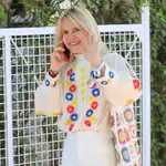 Eugenia Martínez de Irujo con camisa de flores.