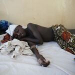 Una víctma del tiroteo en la Iglesia de St. Francis descansa en el Hospital Católico de St Louis, Nigeria.