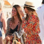 María Pombo y Laura Matamoros en Ibiza.