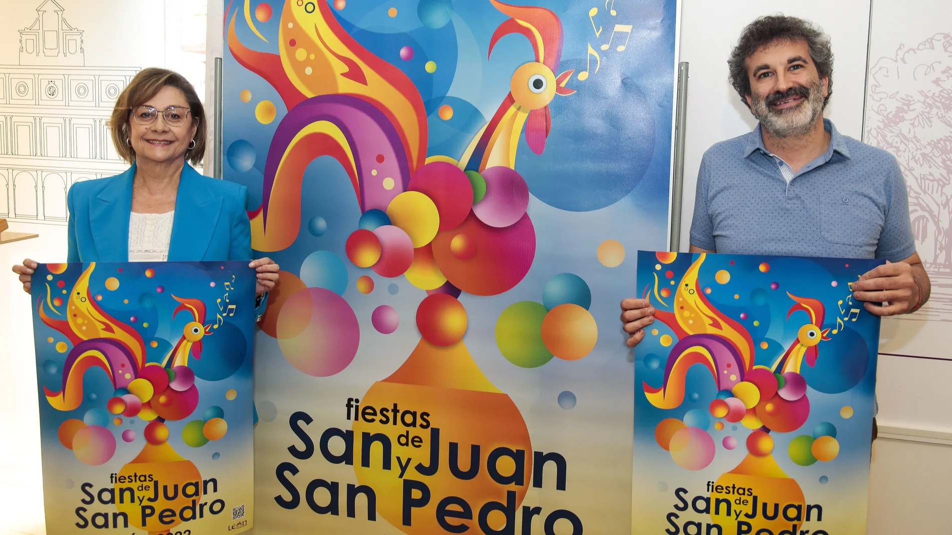 La concejala de Acción y Promoción Cultural, Evelia Fernández y el técnico municipal, Óskar Álvarez, presentan la programación de las Fiestas de San Juan y San Pedro
