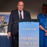 XI Edicion Premios Puñetas organizados por la Asociación de Comunicadores e Informadores Jurídicos (ACIJUR). Premiados: la presidenta de la Sala Cuarta del Tribunal Supremo, María Luisa Segoviano da el premio al juez Manuel García Castellón
