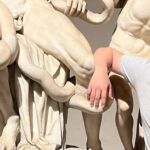 La polémica fotografía de Risto Mejide apoyado en "Laocoonte y sus hijos"