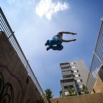En la imagen, un joven atleta practica parkour en un antiguo sitio industrial de Turín | Fuente: Dreamstime