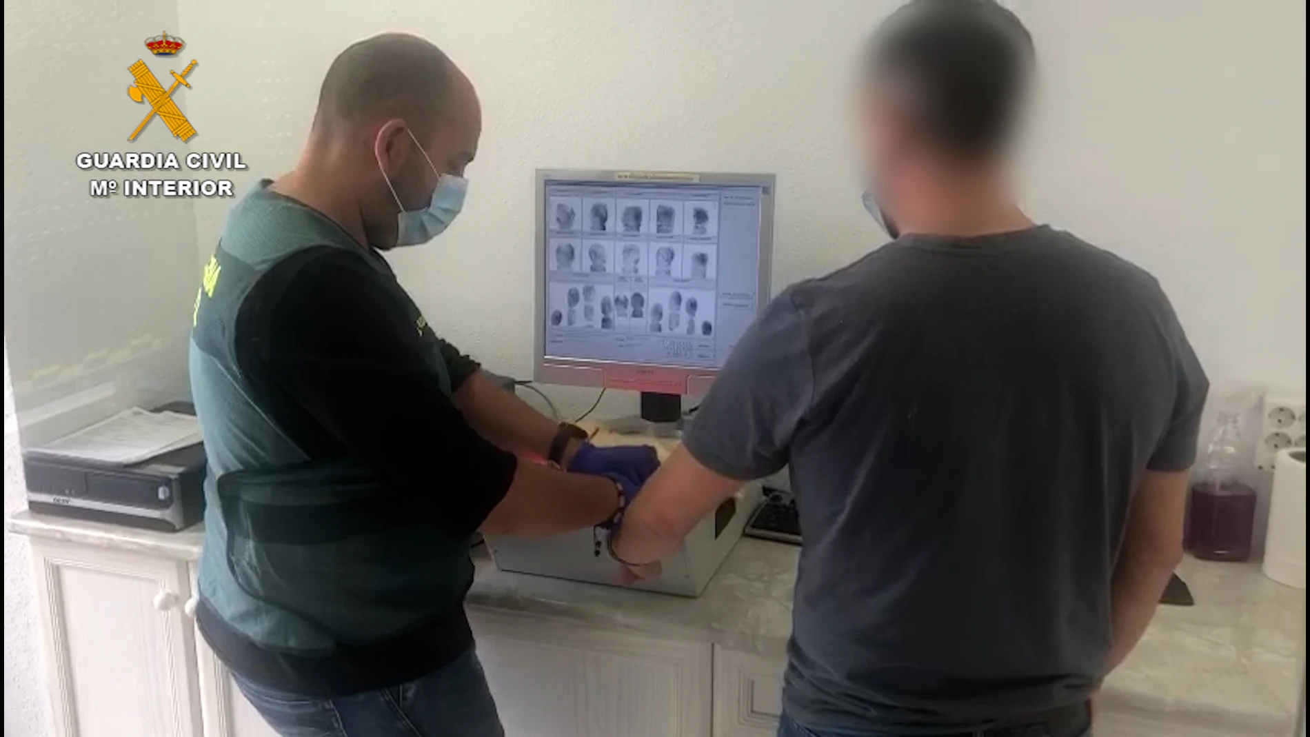 La Guardia Civil identifica las huellas dactilares de uno de los detenidos en la Operación MUZIB