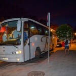 En la foto, un autobús espera a la recogida de los vecinos desalojados en Benahavís