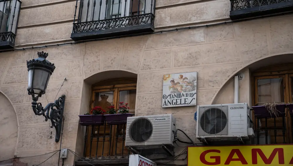 3. Costanilla de los Ángeles, número 15. Uno de los portales de Madrid donde se producen más asesinatos de vecinos o de inquilinos durante aquellos meses de “revolución” en 1936: "Esta casa tiene 25 víctimas de la represión republicana”.