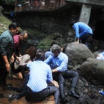 Varias personas, entre ellas el alcalde de Cuernavaca, José Luis Urióstegui, mientras se recuperan tras caer de un puente colgante en el Parque Barranca de Amanalco
