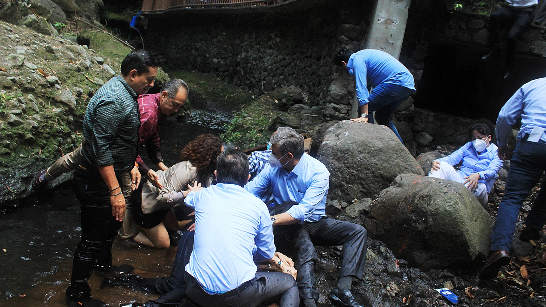 Varias personas, entre ellas el alcalde de Cuernavaca, José Luis Urióstegui, mientras se recuperan tras caer de un puente colgante en el Parque Barranca de Amanalco