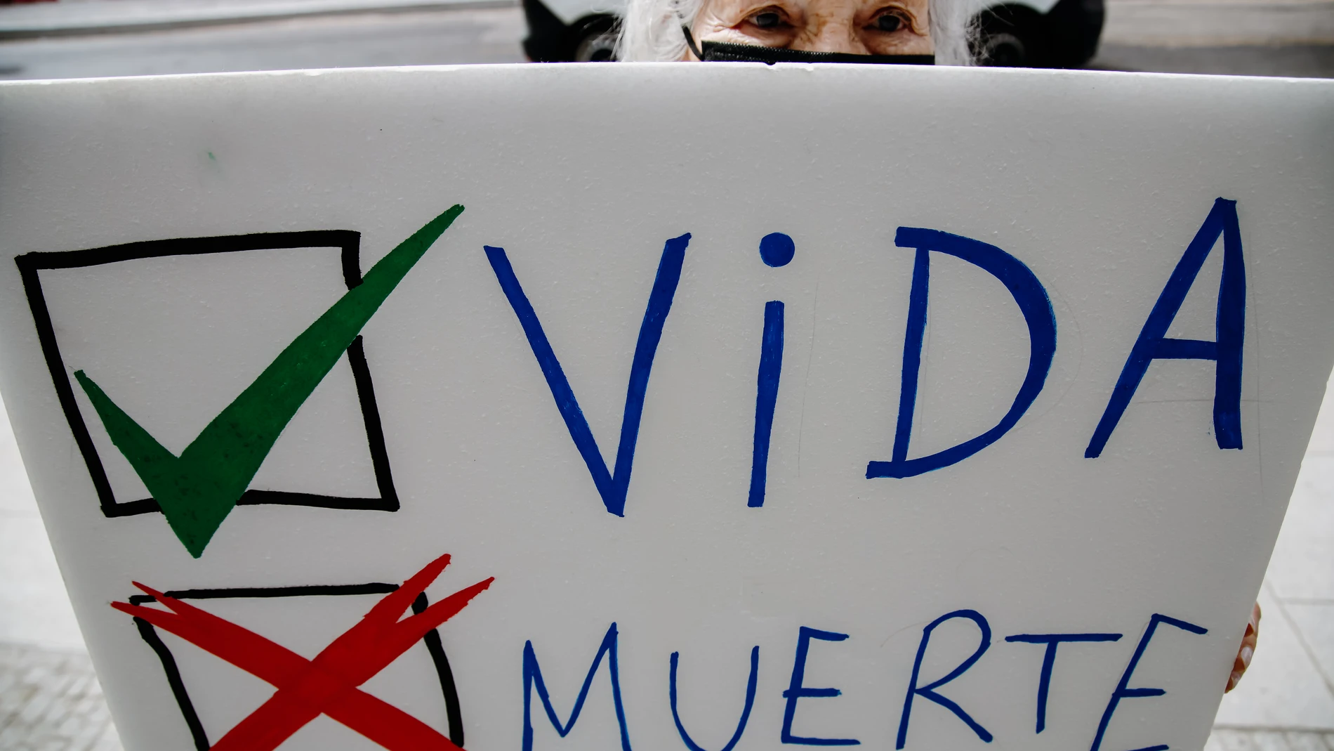 Una persona sujeta una pancarta durante una acción frente al ministerio contra la ley del aborto en Madrid