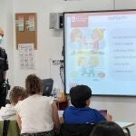 Agentes de la Policía Local de San Sebastián de los Reyes (Madrid) en una charla sobre bullying y ciberseguridad en un centro educativo del municipio