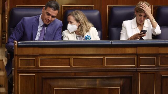 (I-D) El presidente del Gobierno, Pedro Sánchez; la vicepresidenta primera y ministra de Asuntos Económicos y Transformación digital, Nadia Calviño; y la vicepresidenta Segunda del Gobierno y Ministra de Trabajo y Economía Social, Yolanda Díaz, en una sesión plenaria