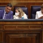 (I-D) El presidente del Gobierno, Pedro Sánchez; la vicepresidenta primera y ministra de Asuntos Económicos y Transformación digital, Nadia Calviño; y la vicepresidenta Segunda del Gobierno y Ministra de Trabajo y Economía Social, Yolanda Díaz, en una sesión plenaria