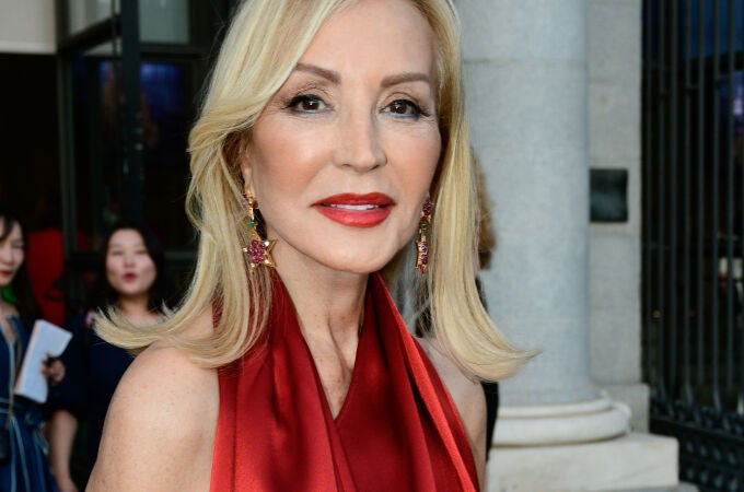 Carmen Lomana con zapatos Chanel.