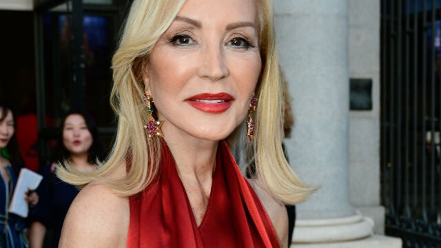 Carmen Lomana con zapatos Chanel.