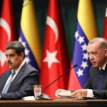 Fotografía cedida por la oficina de prensa del Palacio de Miraflores donde se observa al presidente de Venezuela, Nicolás Maduro (i), junto al presidente de Turquía, Recep Tayyip Erdogan