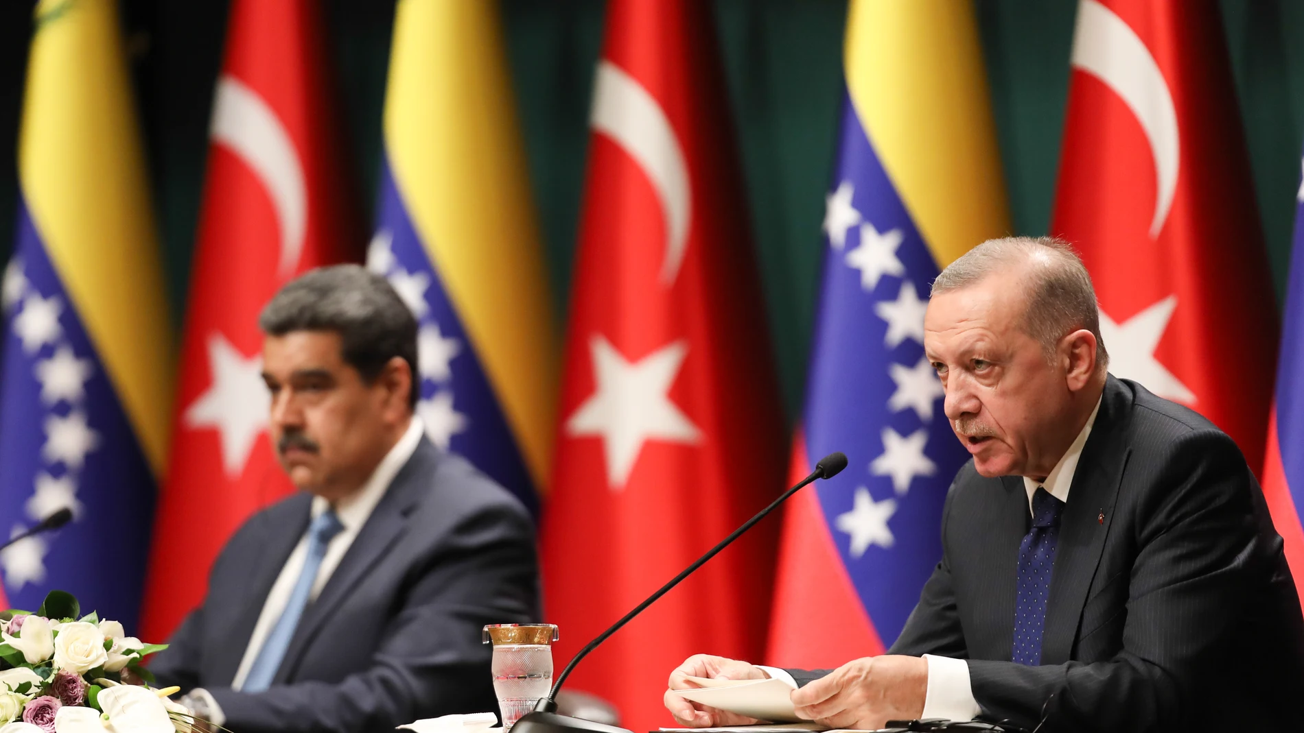 Fotografía cedida por la oficina de prensa del Palacio de Miraflores donde se observa al presidente de Venezuela, Nicolás Maduro (i), junto al presidente de Turquía, Recep Tayyip Erdogan