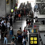 Decenas de personas hacen cola este miércoles para facturar el equipaje en el Aeropuerto de Barajas de Madrid