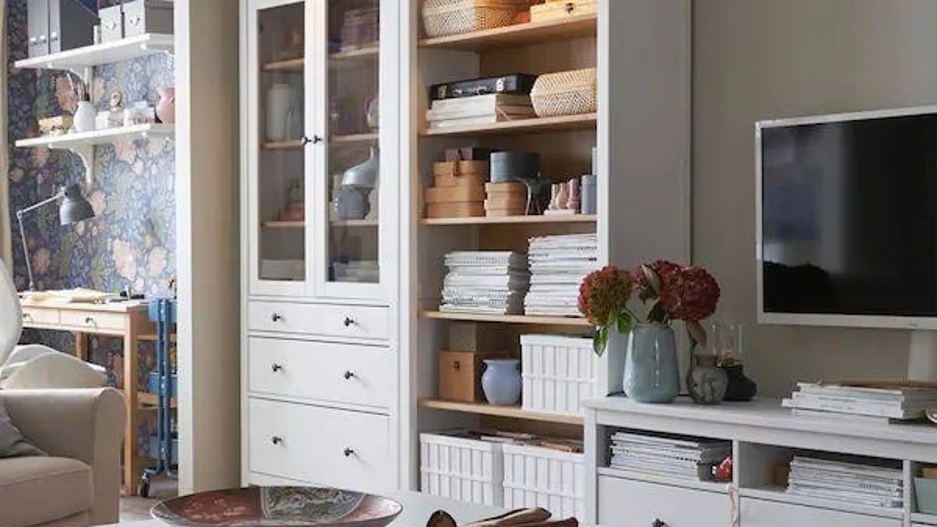 Vitrina con cajones Hemnes de Ikea, comprar online