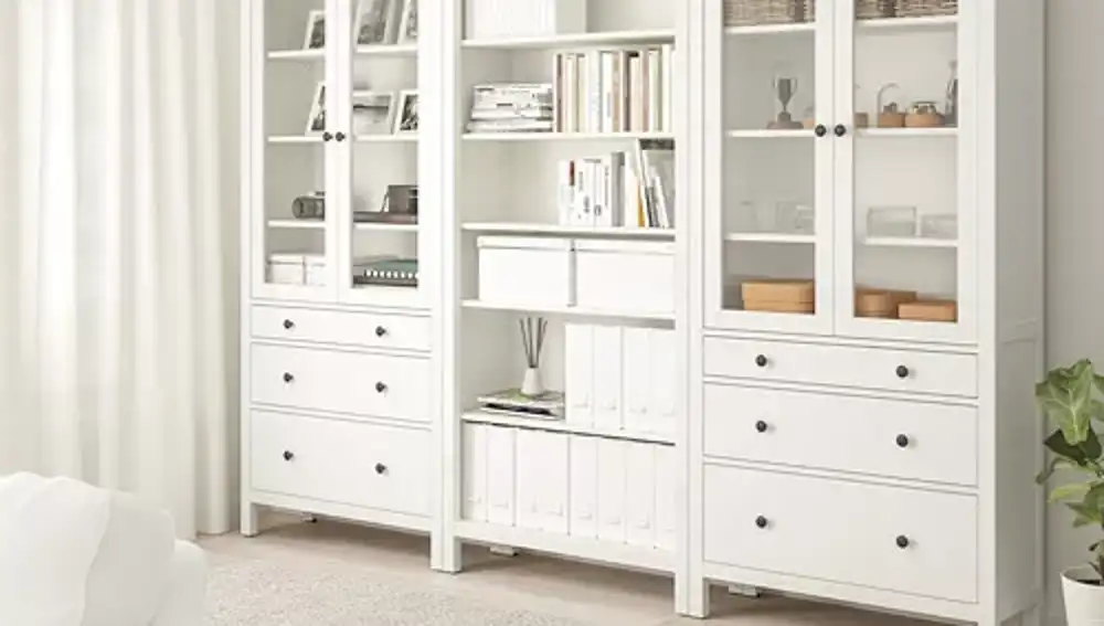 Vitrina Hemnes de Ikea. Comprarla online