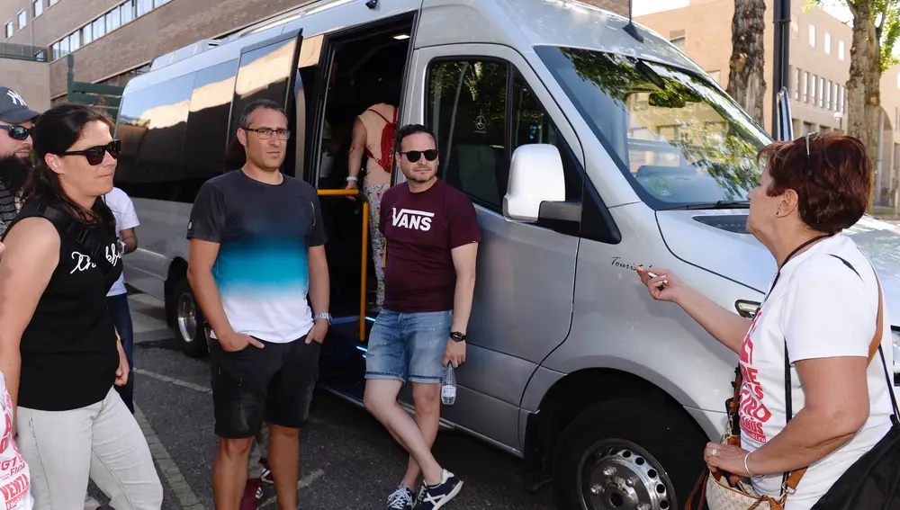 Trabajadores del grupo Ceralto Siro esperan a sus compañeros este jueves, mientras se reúnen con el gobierno regional y la empresa para intentar solucionar el problema que tiene a 1.700 empleados sin cobrar.