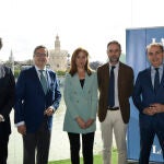 De izq. a dcha., Rafael Sánchez, Carlos León, Esther Paniagua, Pepe Lugo y Pablo Cortés, en la sede sevillana de LA RAZÓN
